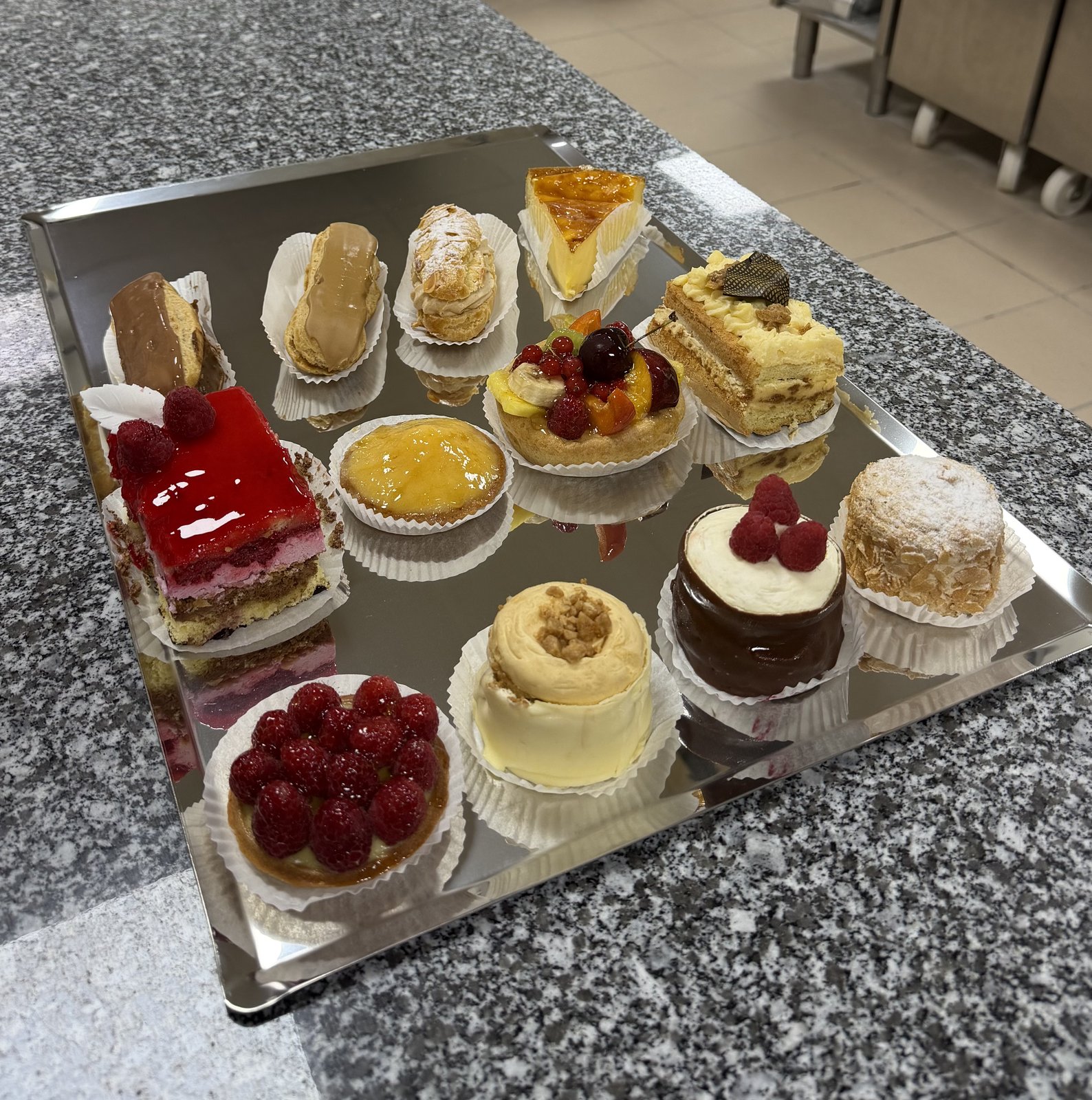Pâtisseries fines : éclairs, macarons, tartes aux framboises et entremets