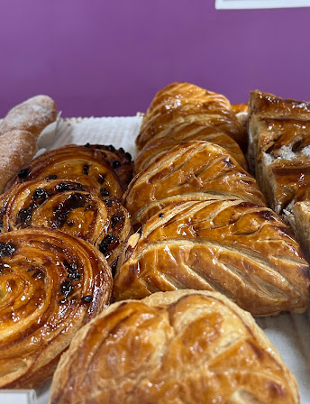 Viennoiseries feuilletées : croissants, pains au chocolat, escargots aux raisins
